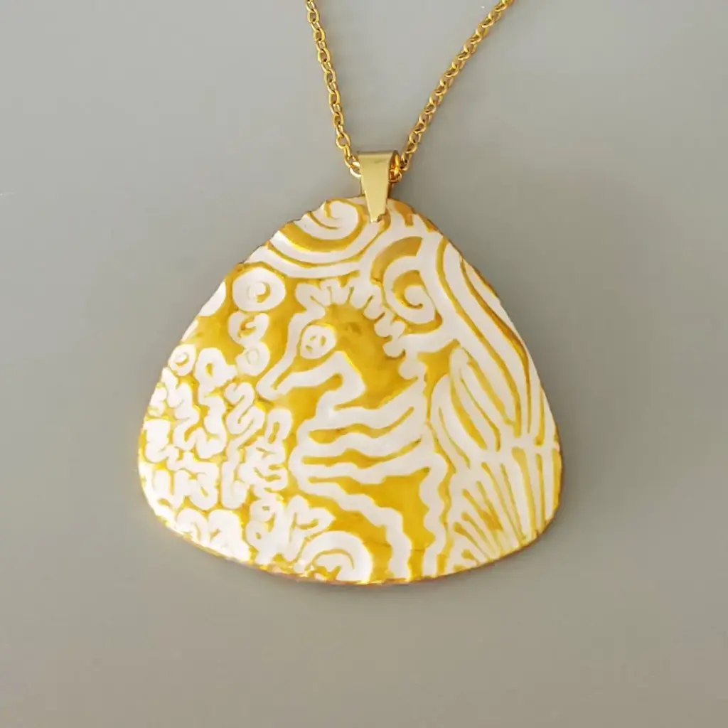 [COL00007] Collier blanc triangle doré hippocampe