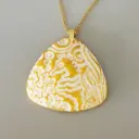 Collier blanc triangle doré hippocampe