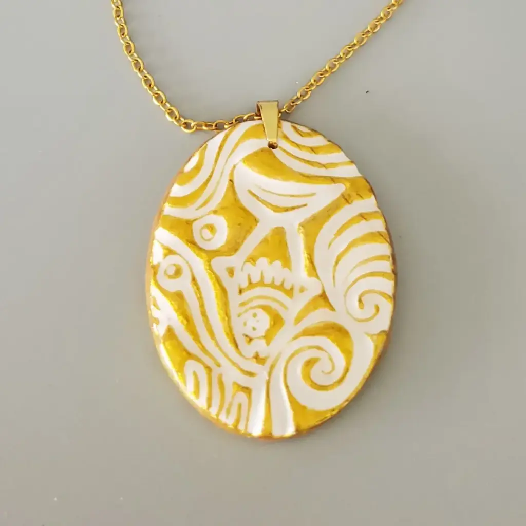 [COL00008] Collier blanc ovale doré poisson