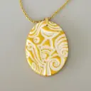 Collier blanc ovale doré poisson