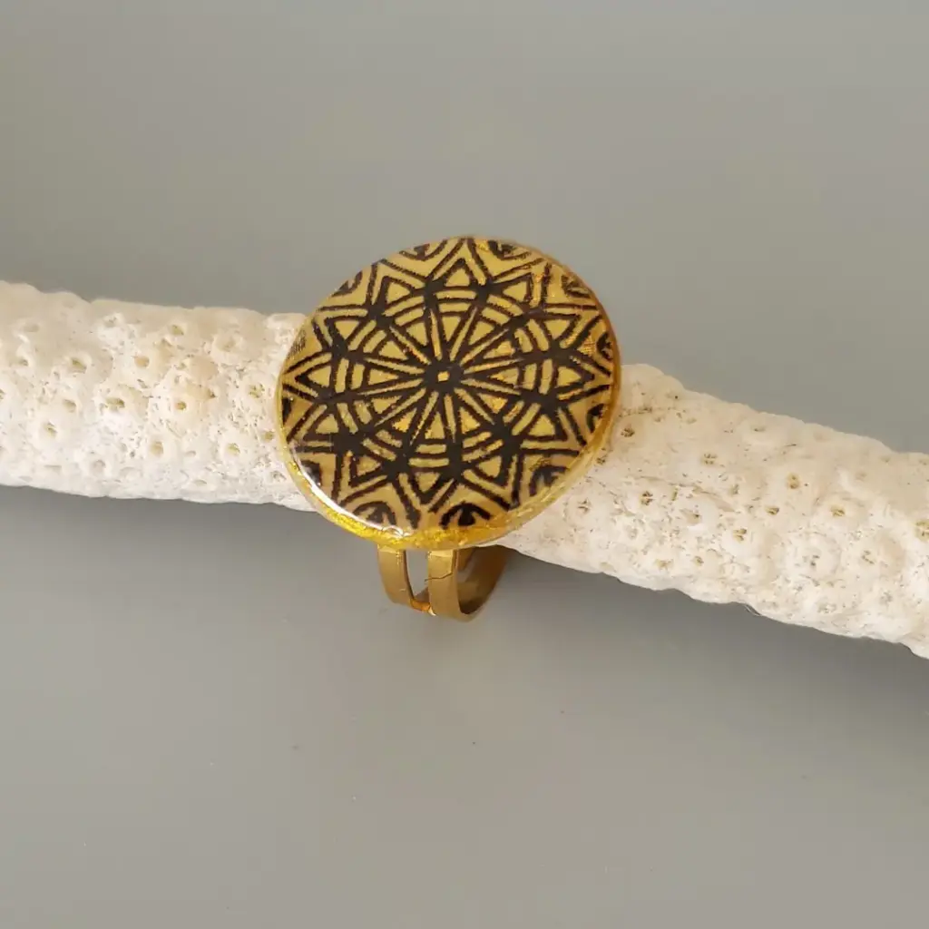 Bague ronde dorée et noire