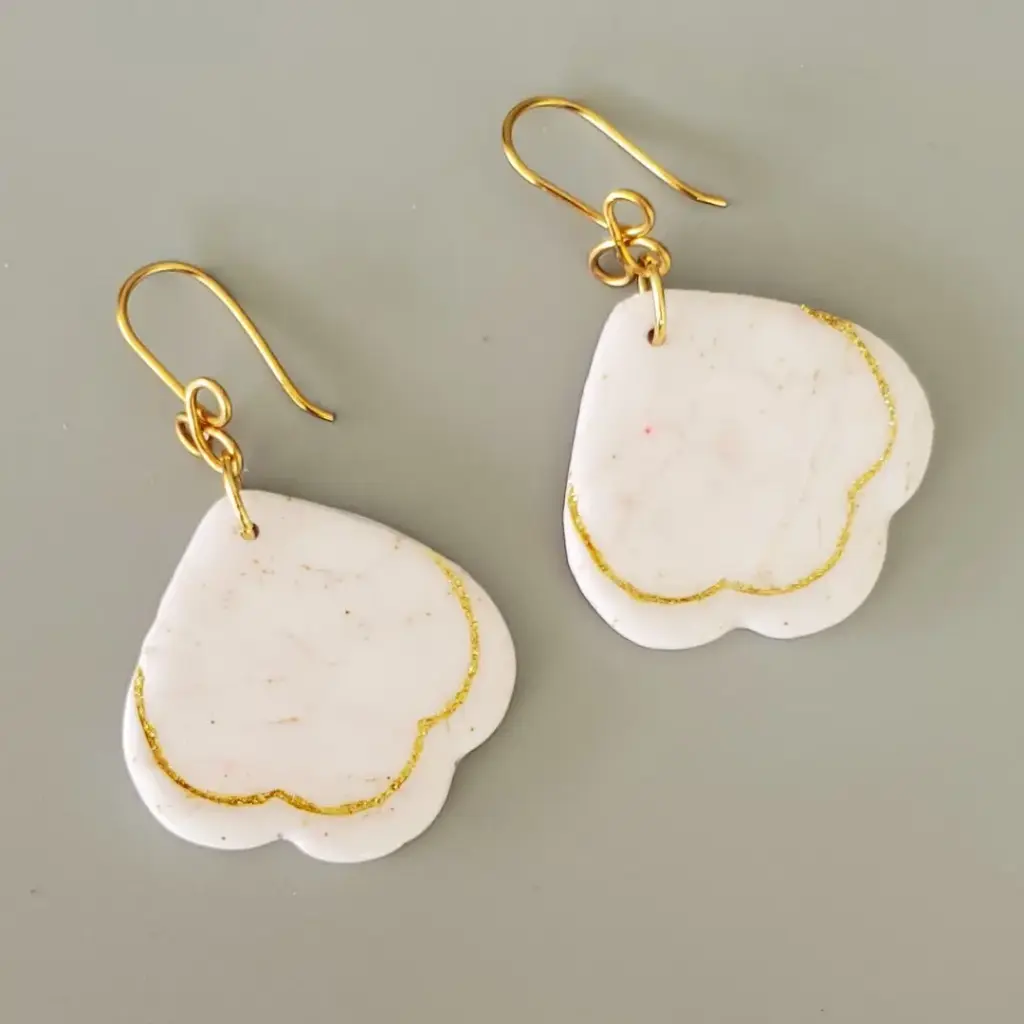 [BO00001] Boucles d'oreilles blanches marbrées et paillettes dorées
