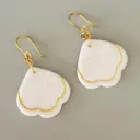 Boucles d'oreilles blanches marbrées et paillettes dorées
