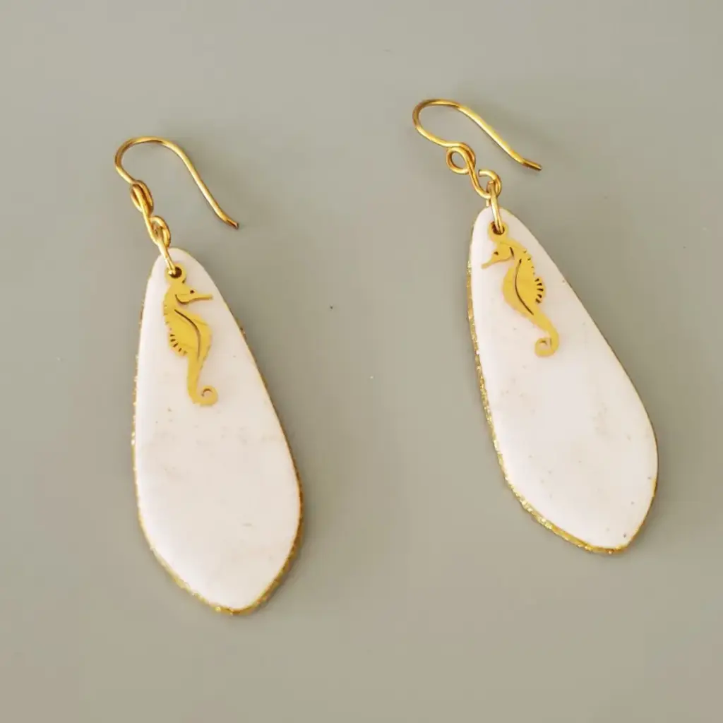 [BO00002] Boucles d'oreilles blanches marbrées et hippocampe doré 