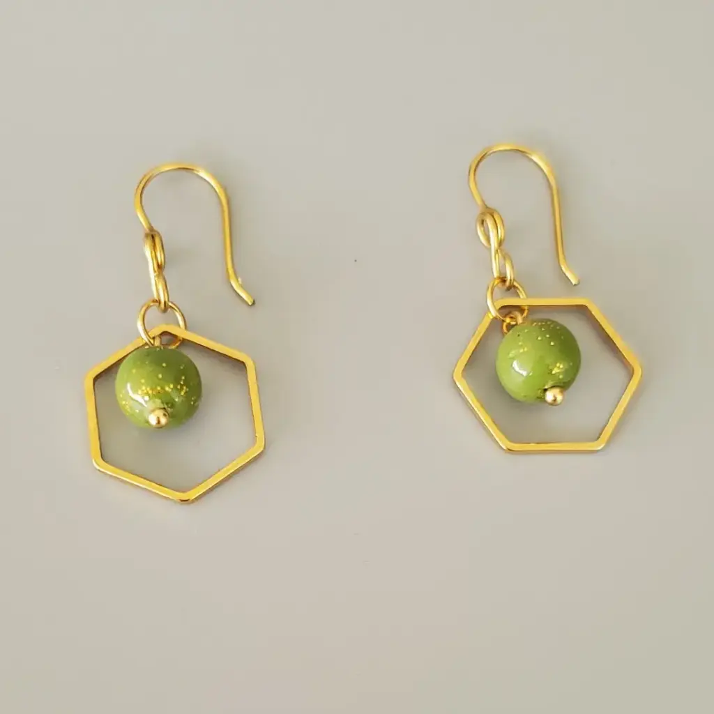[BO00011] Boucles d'oreilles perles vert olive et hexagone doré