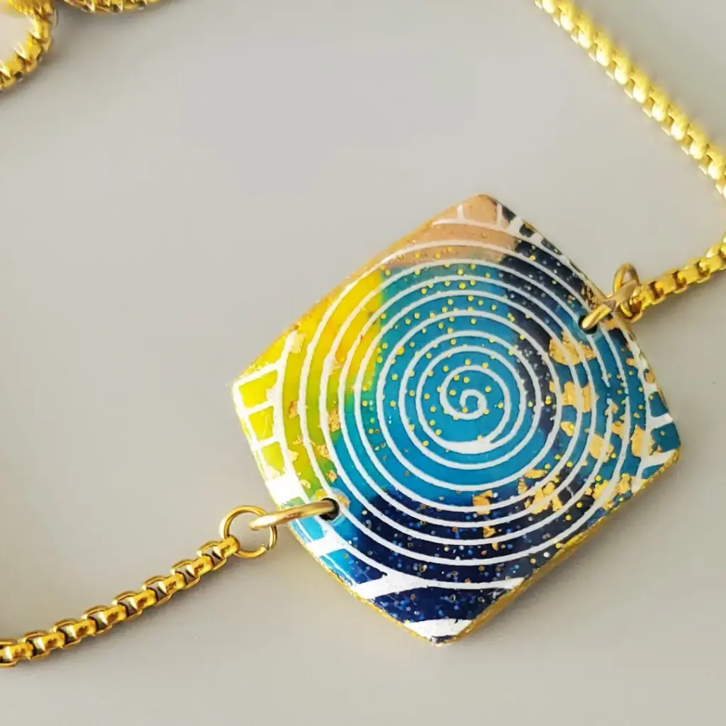 [BRA0004] Bracelet carré bleues, jaune et doré