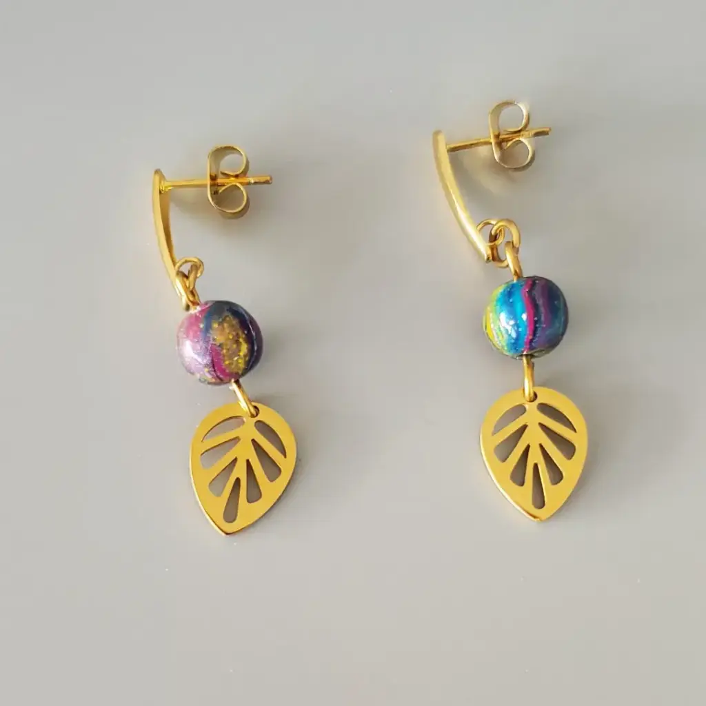 [BO00029] Boucles d'oreilles perles bleues rose et doré et feuilles