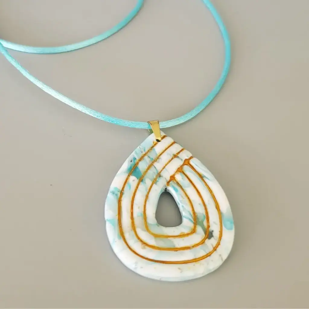 [COL00002] Collier turquoise claire et blanche avec courbes doré
