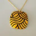 Collier carré noir doré